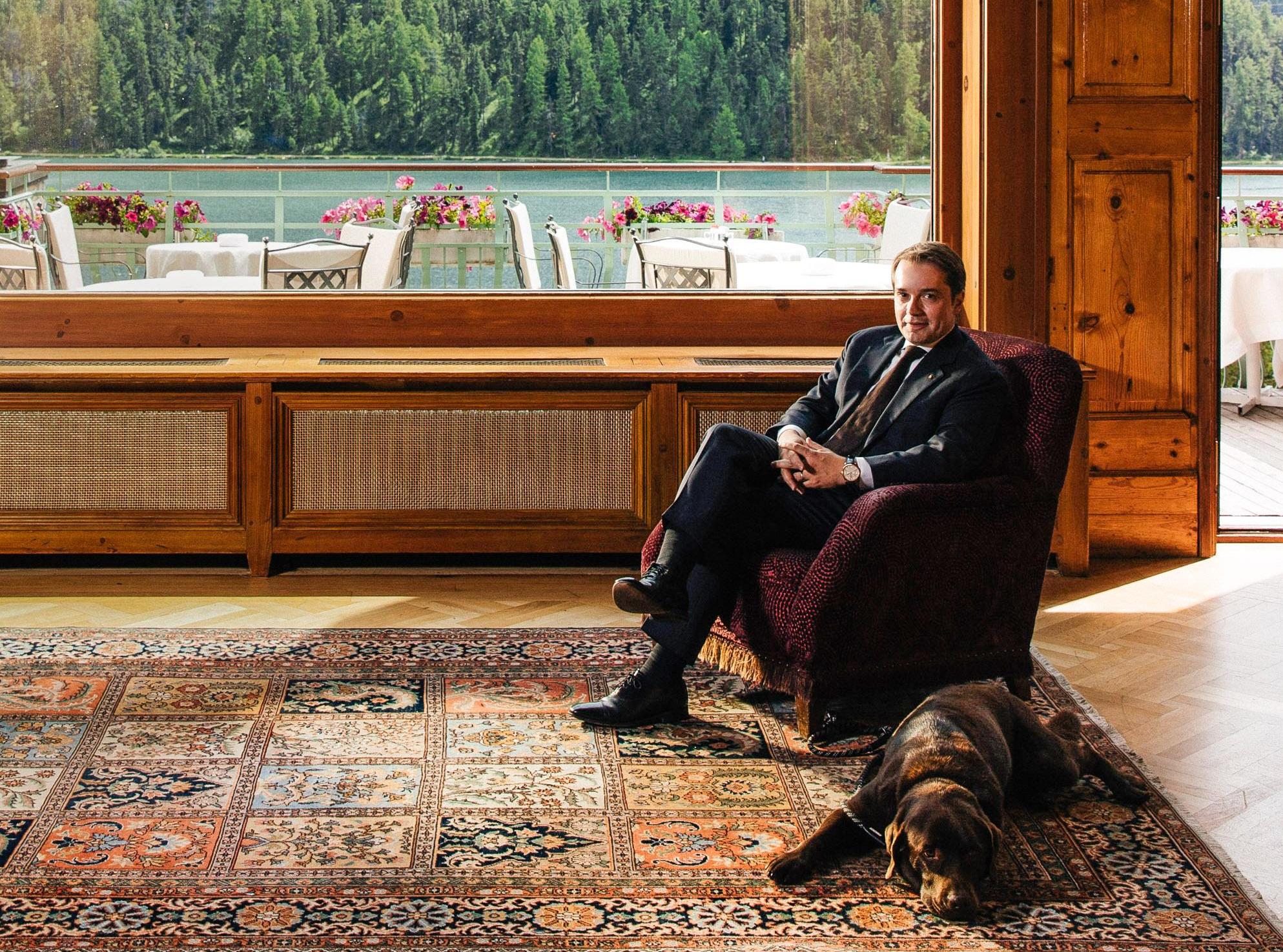 Richard Leuenberger entspannt sich im Stuhl mit Hund