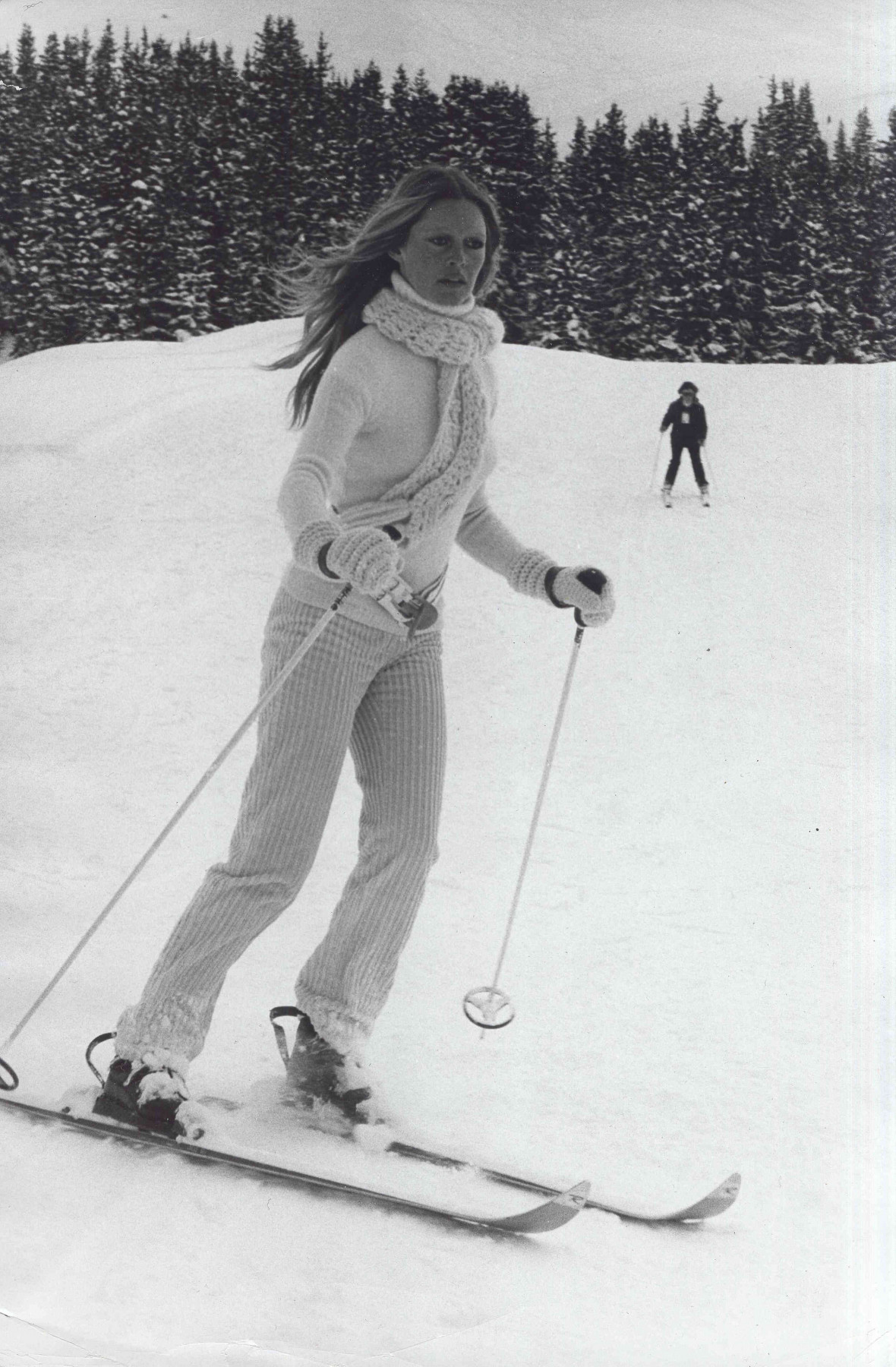 Altes Schwarzweissbild von Brigitte Bardot beim Skifahren