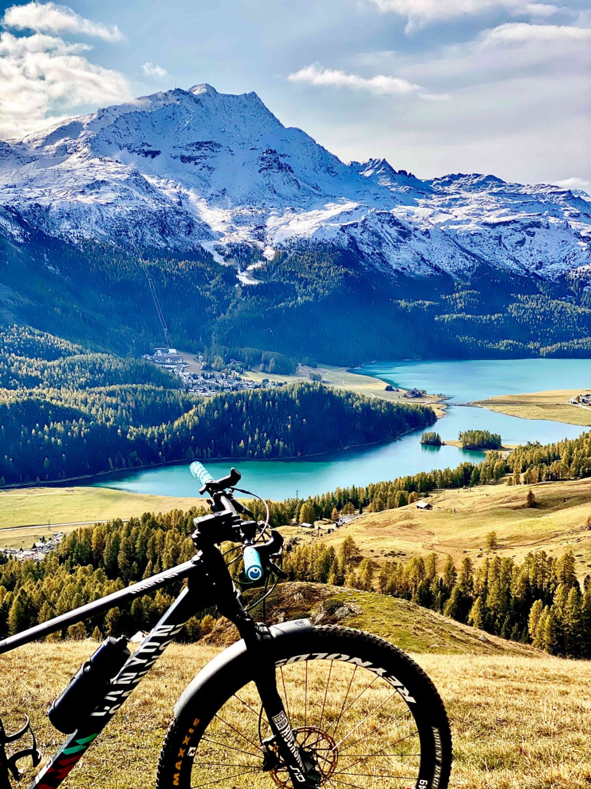 A view of a lake below the Swiss Alps