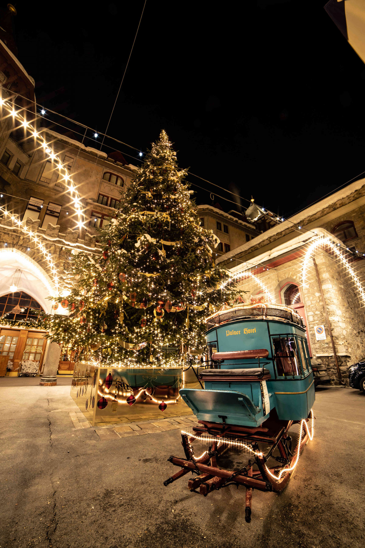 Weihnachtsbaum vor dem Badrutt's Palace Hotel