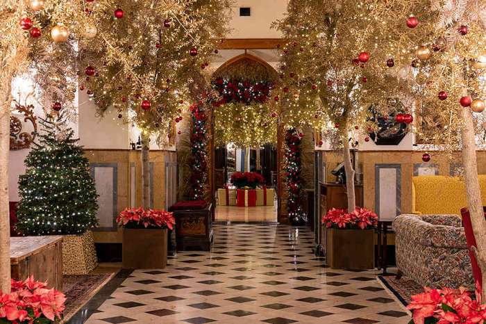 1. Weihnachtsdekoration im Foyer des Badrutt's Palace Hotel