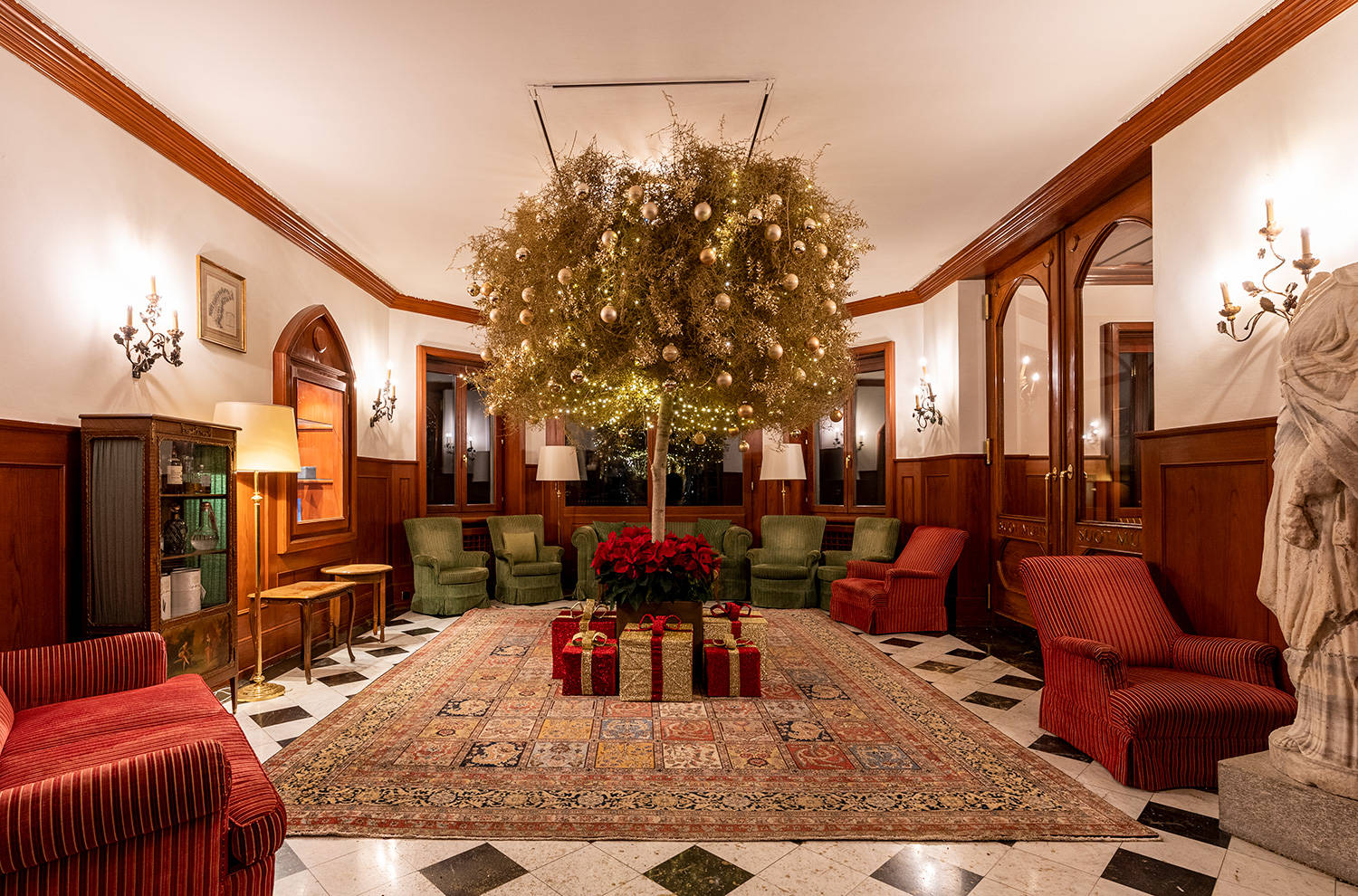 1. Weihnachtsdekoration im Foyer des Badrutt's Palace Hotel