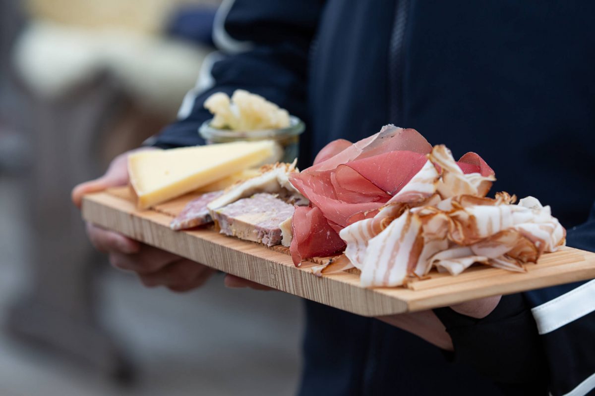 Schweizer Käse und Fleisch serviert im Paradiso Mountain Club & Restaurant, St. Moritz