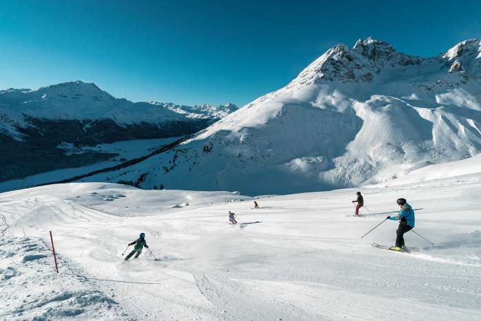 Skifahrer genießen die Pisten von St. Moritz