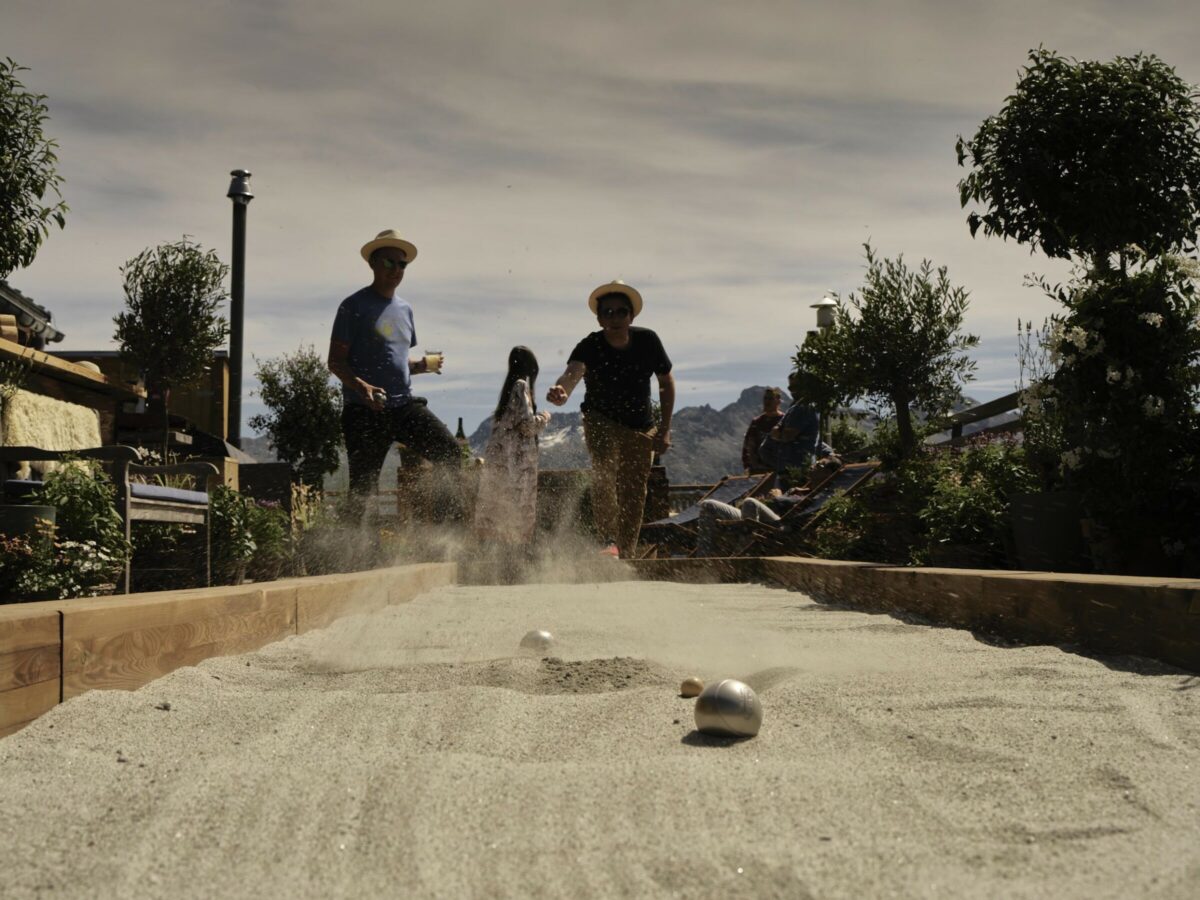 Beim Pétanque- oder Boule-Spiel im Paradiso Mountain Club & Restaurant, St. Moritz