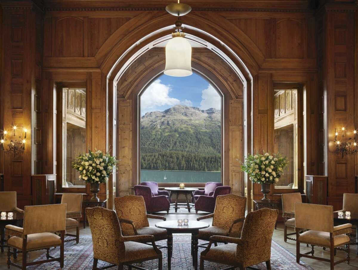 Hotel with views of lake and mountains