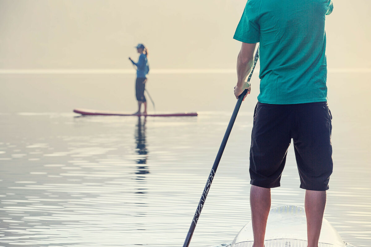 Paddleboarding auf einem Bergsee im Engadin