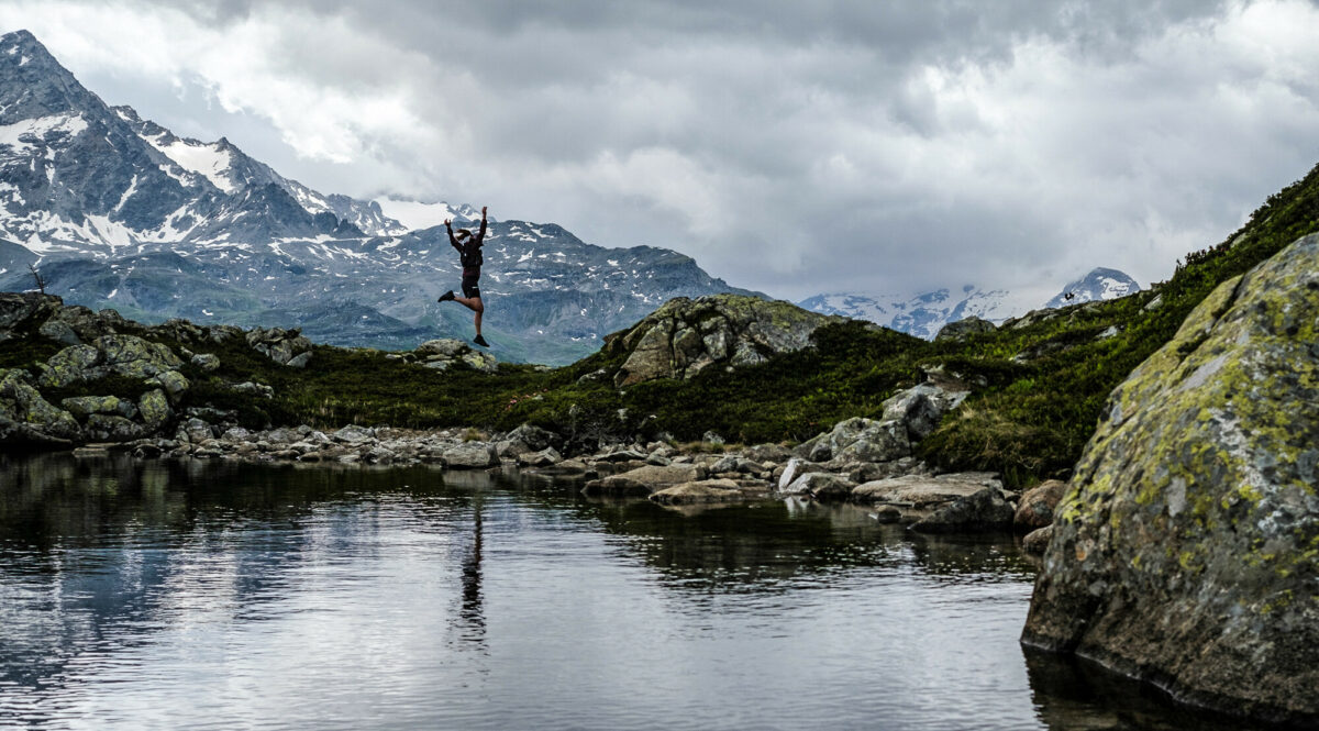 Wanderer, der in die Berge springt