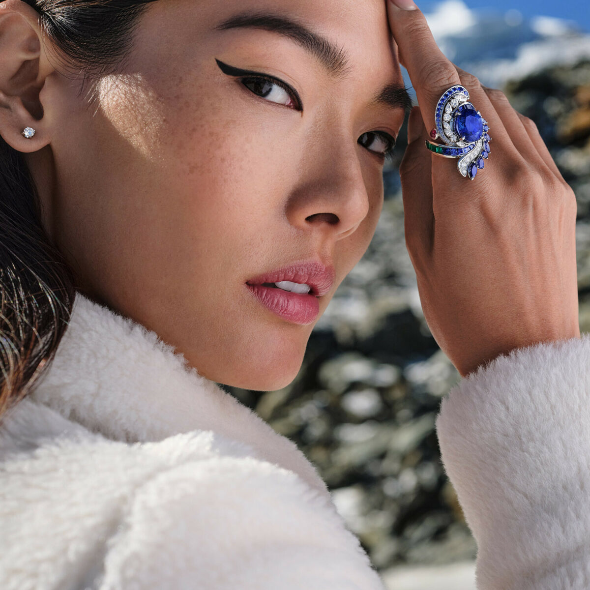 Model trägt einen Ring mit Saphiren und Diamanten