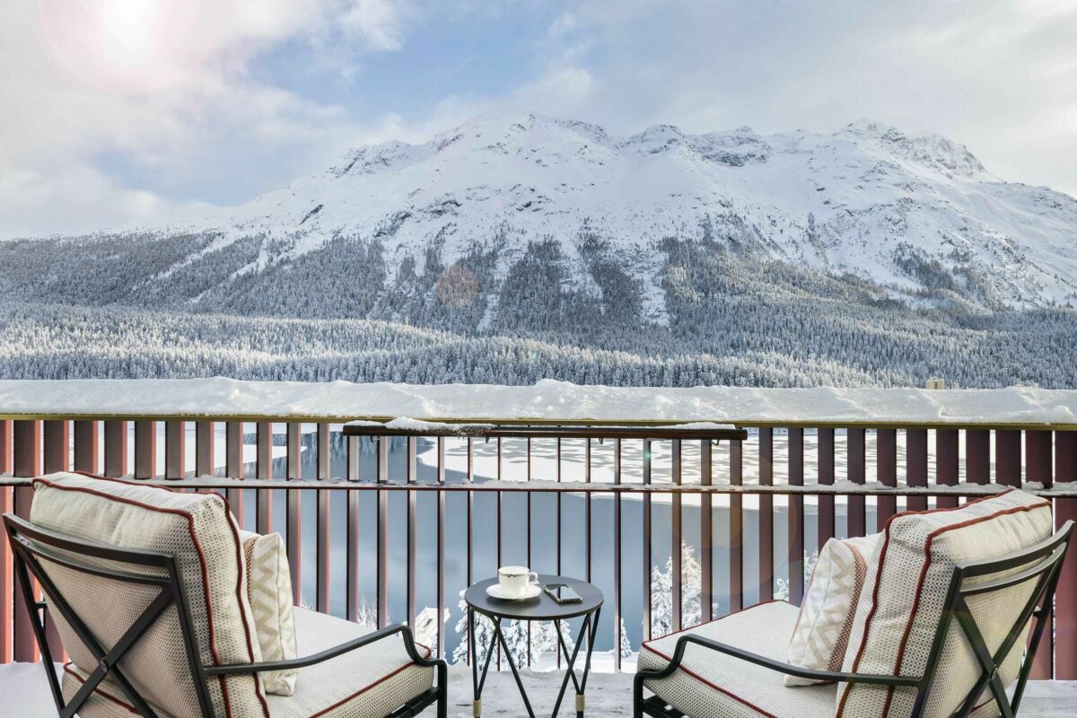 Winterliche Aussicht auf Berge und See von einem Hotel aus
