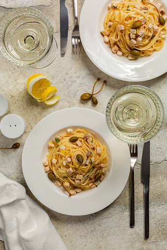 Abendessen mit Nudelgerichten, serviert mit Weißwein