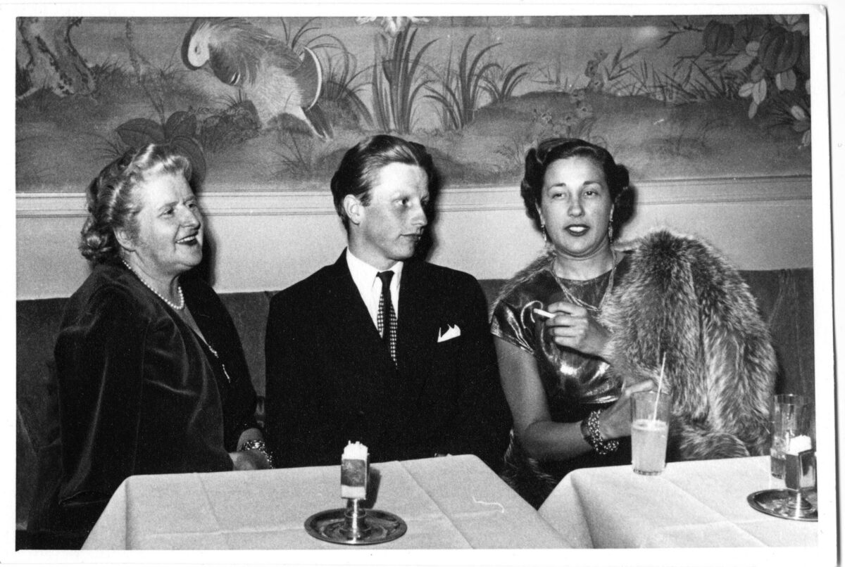 Archivfoto aus den 1950er Jahren von drei Gästen beim  Abendessen