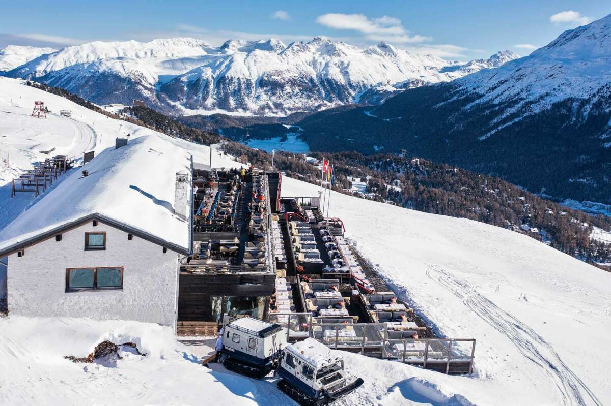Die Terrasse des Bergrestaurants im Winter