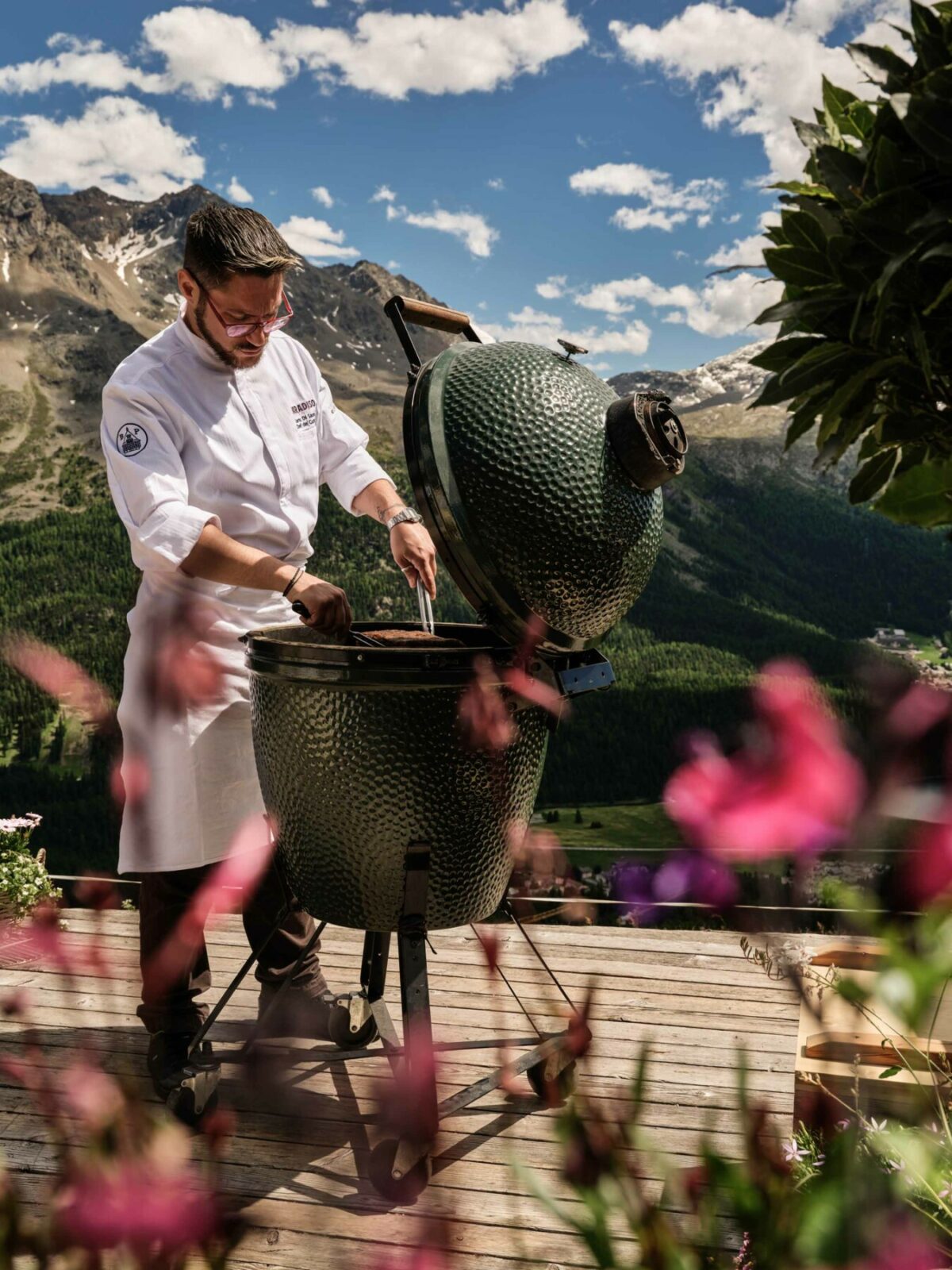 Chef bei der Barbecue vor Bergkulisse