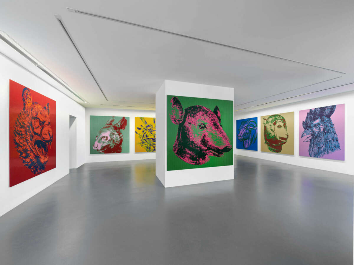 Farbenfrohe Gemälde von verschiedenen Tierköpfen in einer Galerie