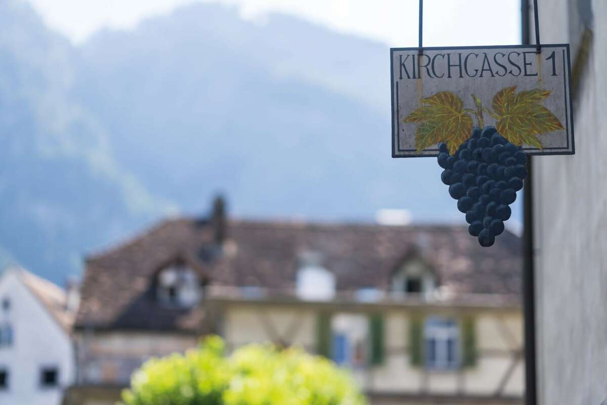 Strassenschild in einem kleinen Gebirgsdorf