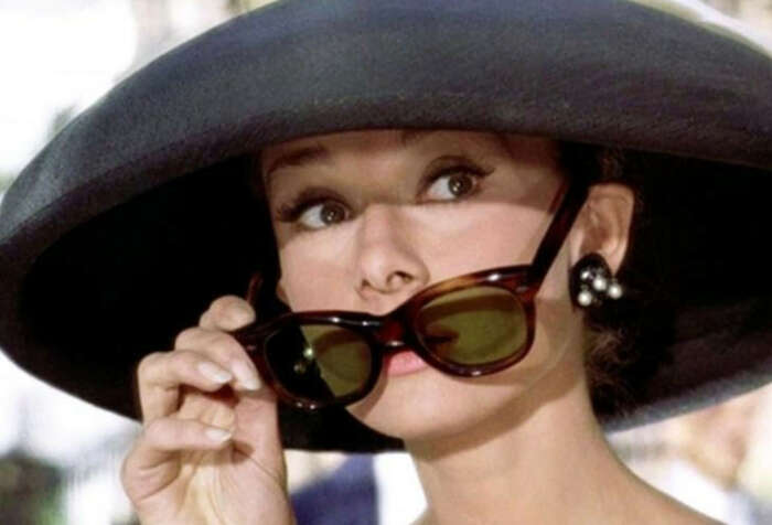 Attraktive Frau mit Hut nimmt ihre Sonnenbrille abfilm with Audrey Hepburn