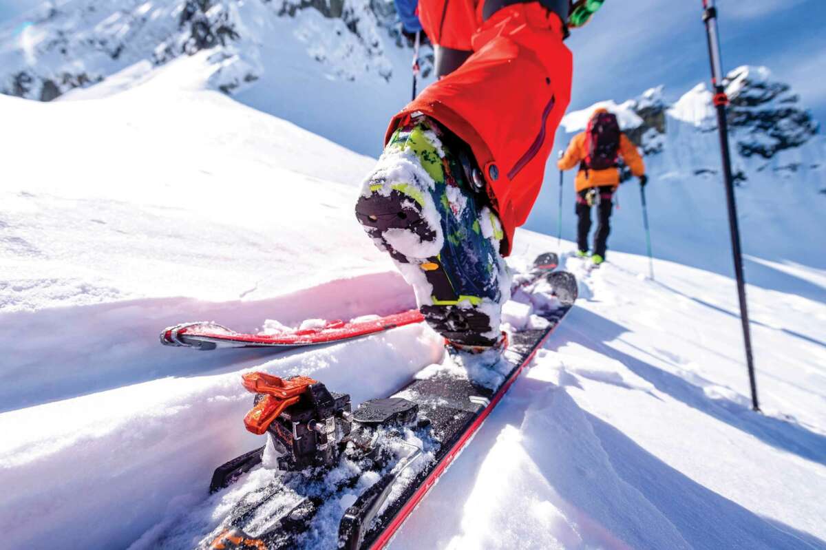Skitourengeher mit Spezialbindungen